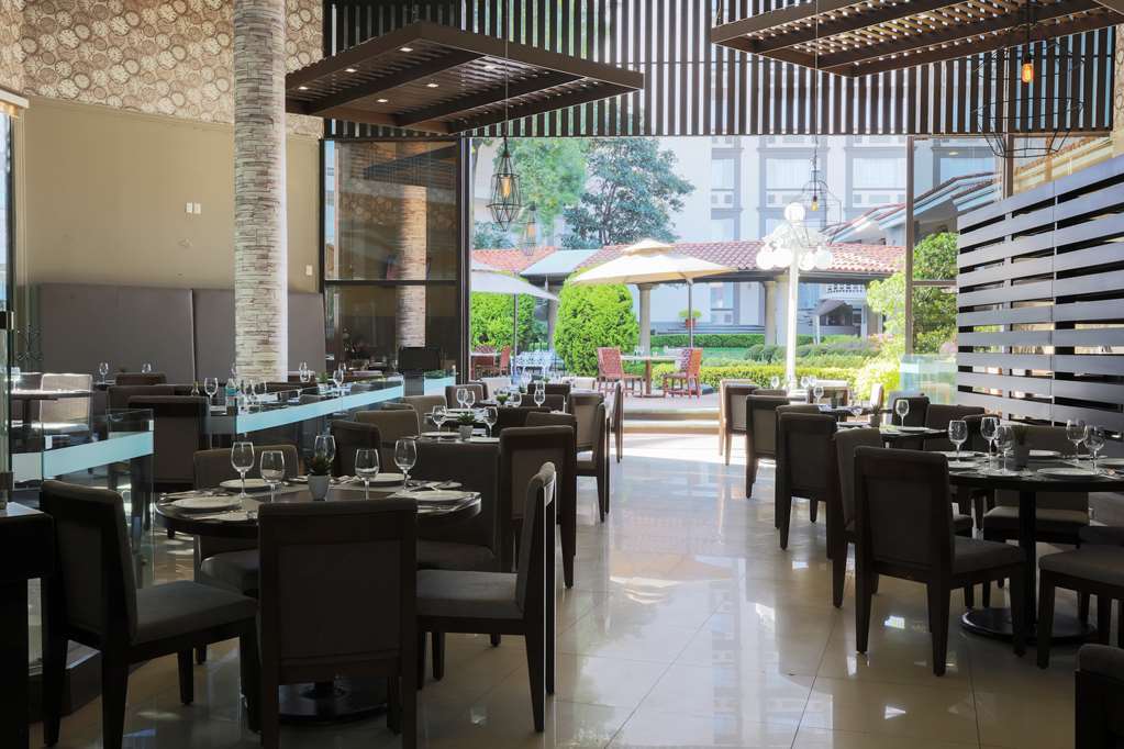 Krystal Urban Guadalajara Hotel Restaurant photo