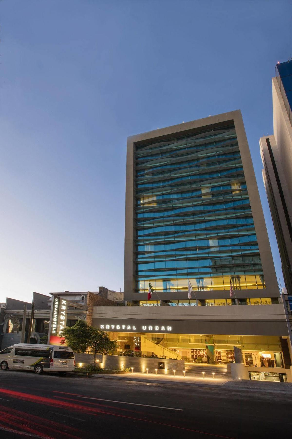 Krystal Urban Guadalajara Hotel Exterior photo